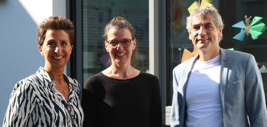 v.l.n.r.: Julia Fuchs (Grundschulrektorin Hamm (Sieg)), Katrin Quast (neue kommissarische Grundschulrektorin Etzbach), Dietmar Henrich (Bürgermeister Verbandsgemeinde Hamm (Sieg)) 