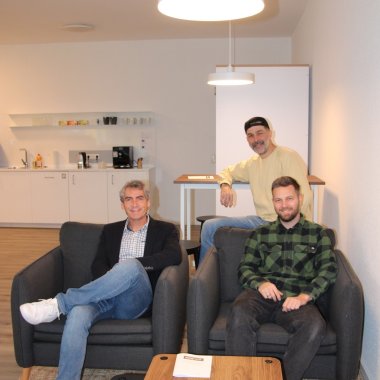 Für geschäftliche Treffen hält das Dorfbüro sogar eine Sitzecke bereit.