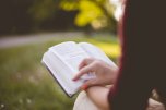 Frau beim lesen