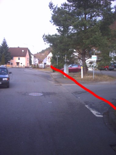 Eine rote Linie über der Straße markiert den unterirdischen Bachlauf