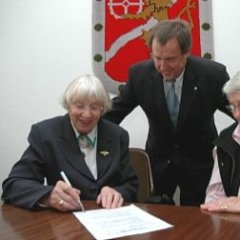 Adele Pleines, Bürgermeister Rainer Buttstedt und Christiane Zenke bei Leistung der Unterschrift zur Stiftungsgründung.