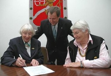 Adele Pleines, Bürgermeister Rainer Buttstedt und Christiane Zenke bei Leistung der Unterschrift zur Stiftungsgründung.