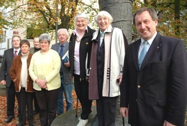 Gruppenfoto von der Stiftungsgründung mit Torsten Fuchs, Erika Brandenburger, Heinz-Albert Groß, Birgit Pfeifer, Rolf-Dieter Rötzel, Christiane Zenke, Adele Pleines und Rainer Buttstedt.