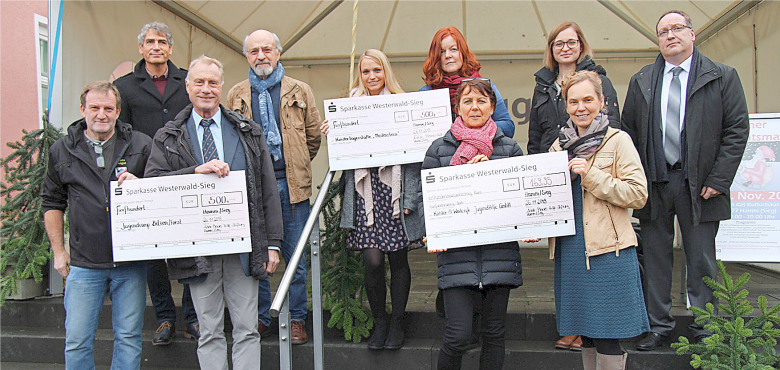 Spendenübergabe 2019 auf dem Hammer Weihnachtsmarkt Vorstand und Stiftungsrat der Adele-Pleines-Hilfe-Stiftung übergeben Spendenschecks auf dem Hammer Weihnachtsmarkt an Förderungsempfänger 2019.