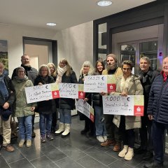 Spendenübergabe ADPH 2025 auf dem Weihnachtsmarkt