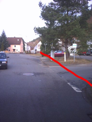 Eine rote Linie über der Straße markiert den unterirdischen Bachlauf 