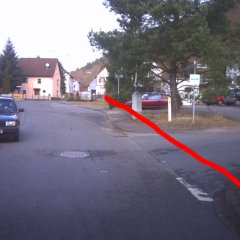 Eine rote Linie über der Straße markiert den unterirdischen Bachlauf 