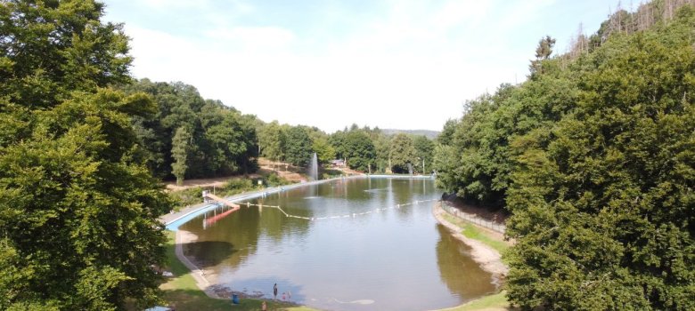 Das Freibad Thalhausermühle von einem Hang herab fotografiert