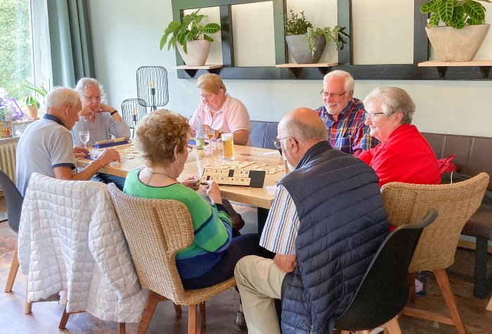 Seniorentreff im August 2021 Senioren sitzen am Tisch und spielen