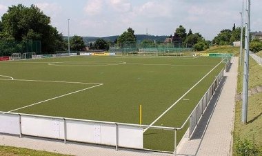 Kunstrasenplatz im Stadion