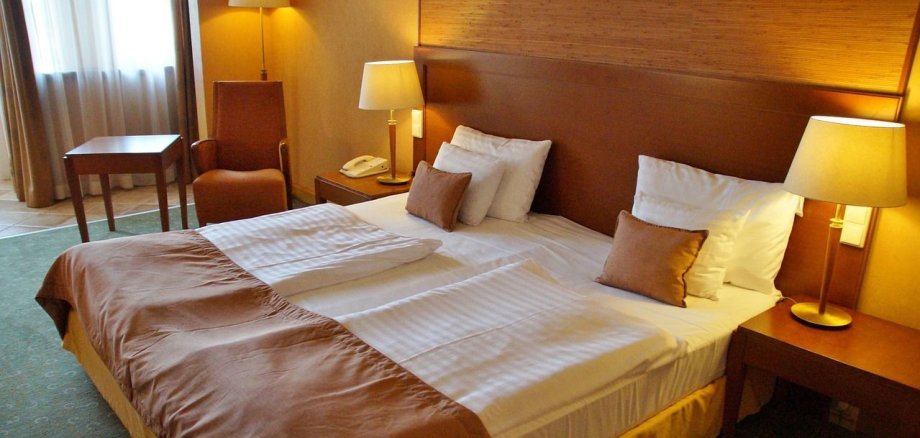 ein doppelbett in einem hotelzimmer