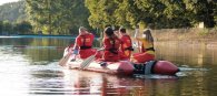 DLRG-Jugend mit dem Schlauchboot unterwegs