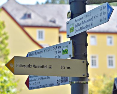 Wegweiser vor dem Kloster Marienthal