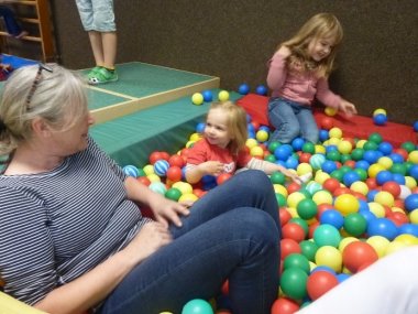 Ein Kind mit seiner Erzieherin im Bällchenbad