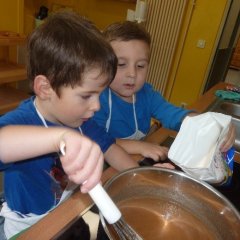Zwei Jungen kochen zusammen in der Kindergartenküche