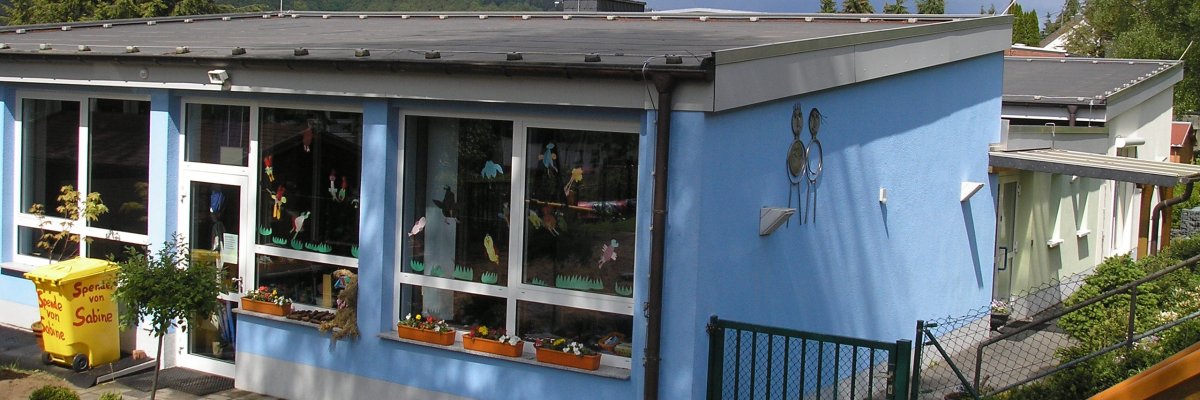 Eingangsbereich und Fensterwand der Gruppenräume der Kindertagesstätte Etzbach