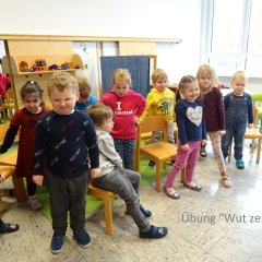 Kinder bei der Übung "Wut zeigen"