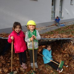 Mädchen bei der Gartenarbeit