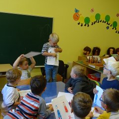 Kinder erklären sich mit gemalten Bildern die Geschlechter