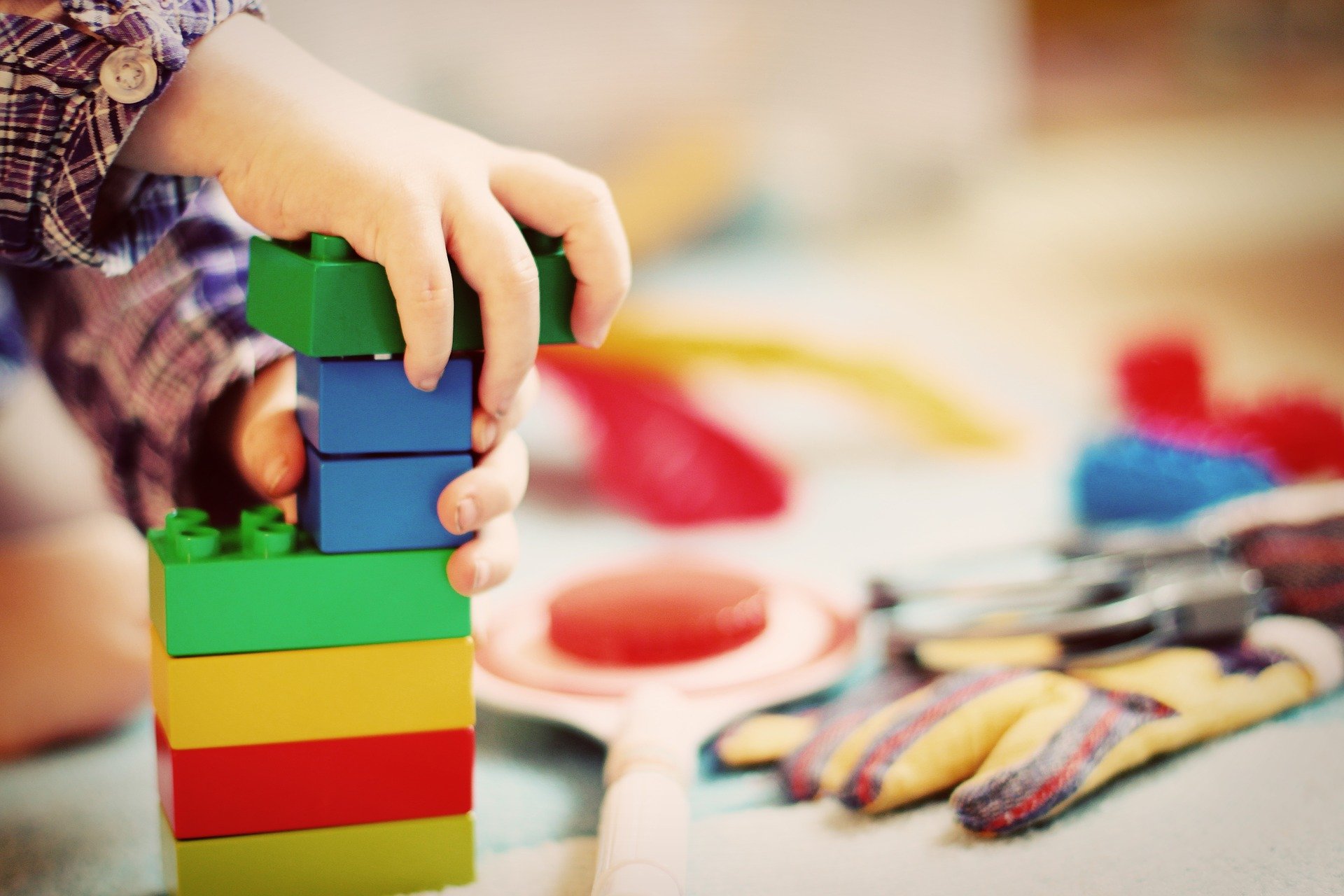 Kindergartenkinder spielen im Gruppenraum