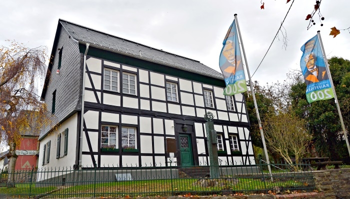 Das Foto zeigt das Raiffeisenmuseum Hamm (Sieg) von außen.