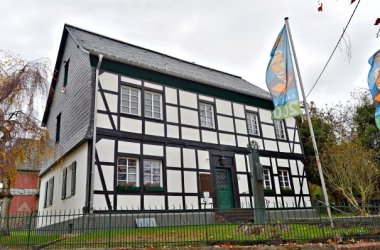 Das Foto zeigt das Raiffeisenmuseum Hamm (Sieg) von außen.