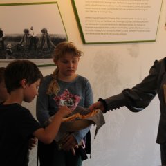 Amalie Raiffeisen führt durch das Museum
