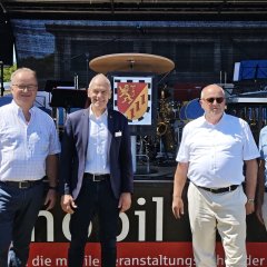 WIR 2025 - Gruppenfoto mit Martin Leis (Raiffeisengesellschaft), Fred Jüngerich (Bürgermeister VG Altenkirchen-Flammersfeld), Landrat Enders und Dietmar Henrich (Bürgermeister VG Hamm (Sieg)) bei der Eröffnungsveranstaltung