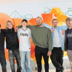 Teilnehmer des Graffitiprojekts des Streetworkers der Verbandsgemeinde zusammen mit dem Graffitikünstler Kai "Semor"