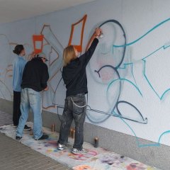 Sprayen unter Anleitung beim Graffitiprojekt