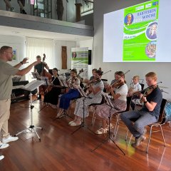 Orchester der Mennoniten Brüdergemeinde beim Spendenabend