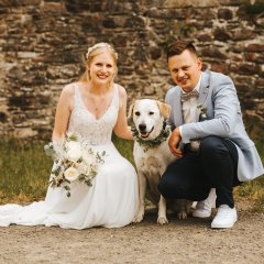 Foto eines Brautpaares mit Hund