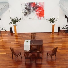 Blick von der Empore in den Saal auf die Plätze von Brautpaar und Trauzeugen sowie auf den Schreibtisch des Standesbeamten im Saal des Kulturhaus Hamm.